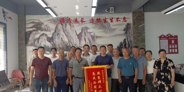 江西信豐縣黃坑村:兩面錦旗背后的溫暖與擔當